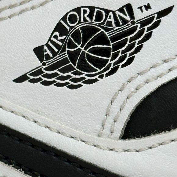 Nike Air Jordan 1 Mid GS Black White Youth Size 1Y Sneakers - Picture 3 of 7